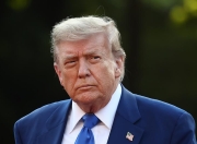 美国总统特朗普与法国总统马克龙谈论乌克兰问题