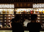 记录中国丨夜市里的“朋克养生”：年轻人到酒馆看中医