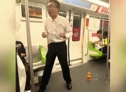 保安小哥在地铁“发泄式演讲”的三分钟