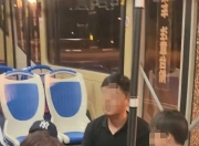 乘客被关摆渡车有人晕倒，一男子砸窗通风，西宁曹家堡机场回应